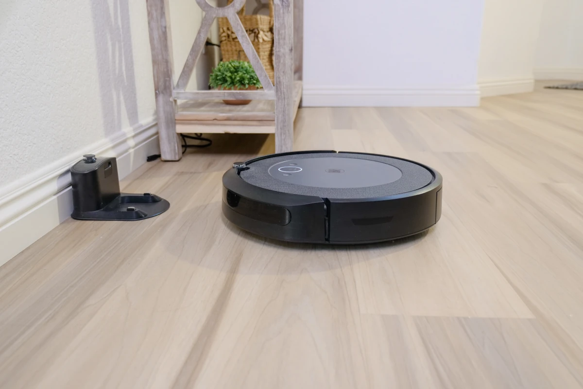 Robot-vacuum-cleaner-and-docking