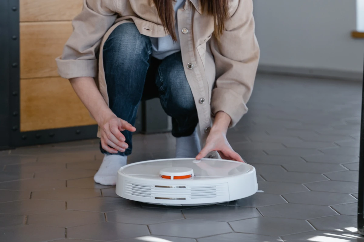 Robot-vacuum-cleaner-lady