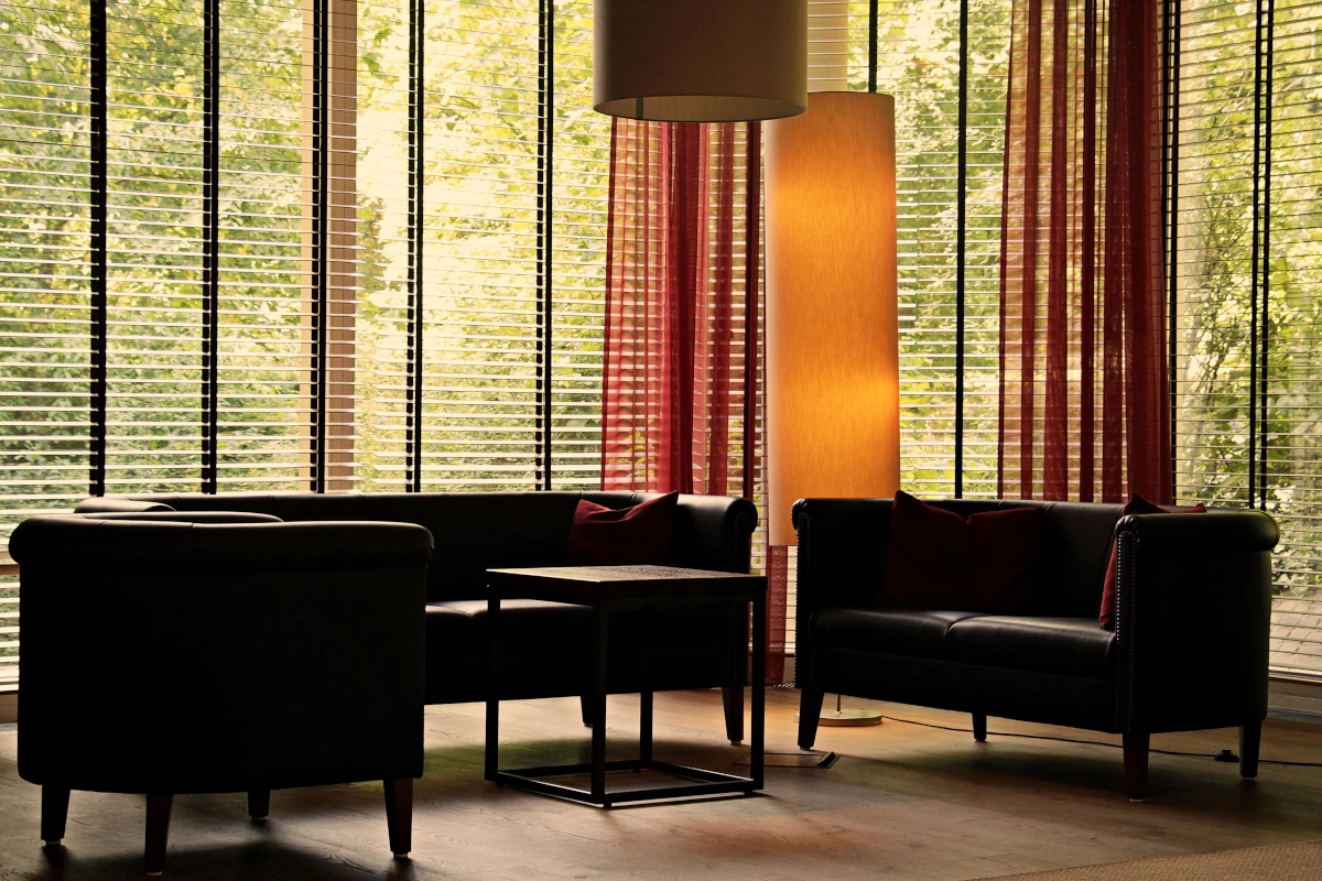 window-blinds-lounge