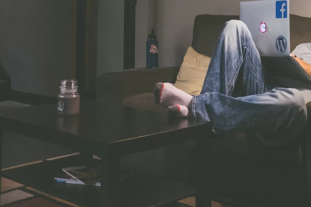 feet-edge-coffee-table