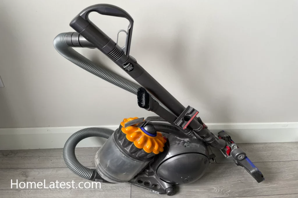Dyson vacuum cleaner for dry home use